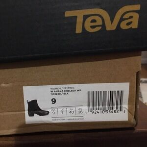 Teva woman’s Anaya waterproof black leather Chelsea boots.